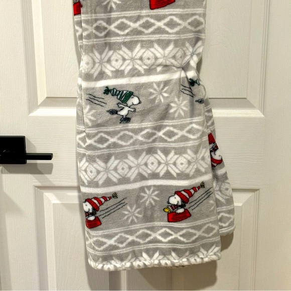 PEANUTS Snoopy Woodstock VelvetLoft Throw 50"x70” Sledding Ice Skating NEW - Picture 3 of 9